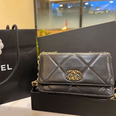 Chanel 19 WOC 黑金鍊款
